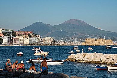 第三人称合作恐怖游戏《林中惊慌》发售日预告放出 2024年9月14日推出